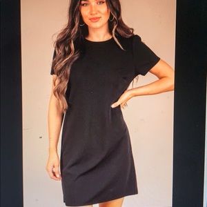 Black shift dress from Mint Julep Boutique